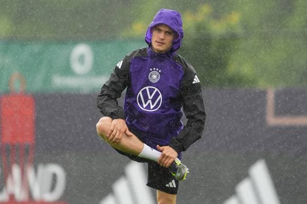 Florian Wirtz (Deutschland Germany) im Regen - Blankenhain 30.05.2024: Trainingslager der Deutschen Nationalmannschaft zur EM-Vorbereitung, Golf Resort Weimarer Land