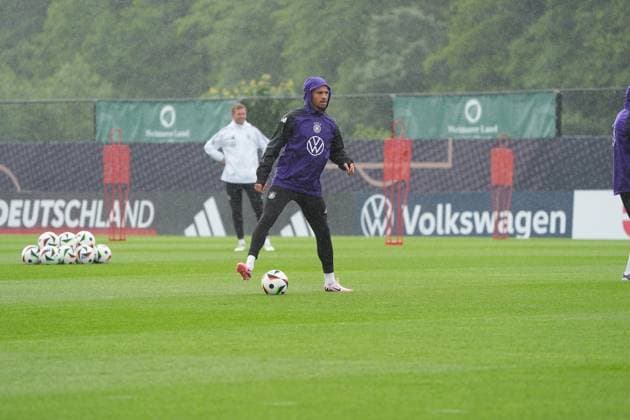 Bundestrainer Julian Nagelsmann (Deutschland Germany) beobachtet Leroy Sane - Blankenhain 30.05.2024: Trainingslager der Deutschen Nationalmannschaft zur EM-Vorbereitung, Golf Resort Weimarer Land