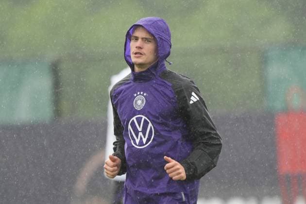 Florian Wirtz (Deutschland Germany) im Regen - Blankenhain 30.05.2024: Trainingslager der Deutschen Nationalmannschaft zur EM-Vorbereitung, Golf Resort Weimarer Land