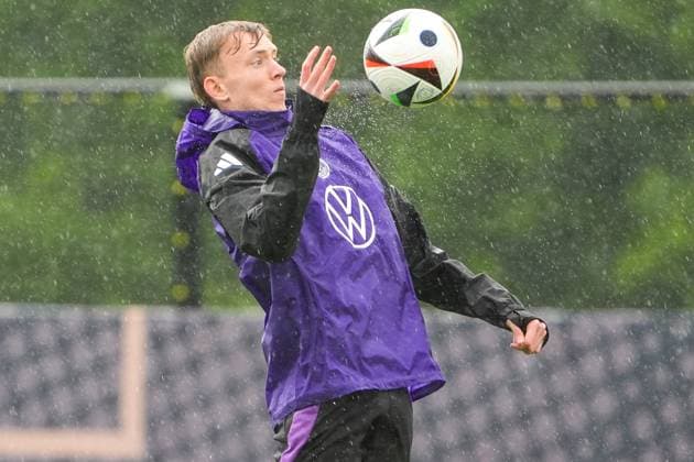 Maximilian Beier (Deutschland Germany) nimmt den Ball im Regen an - Blankenhain 30.05.2024: Trainingslager der Deutschen Nationalmannschaft zur EM-Vorbereitung, Golf Resort Weimarer Land