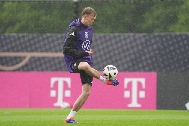 Maximilian Beier (Deutschland Germany) nimmt den Ball im Regen an - Blankenhain 30.05.2024: Trainingslager der Deutschen Nationalmannschaft zur EM-Vorbereitung, Golf Resort Weimarer Land