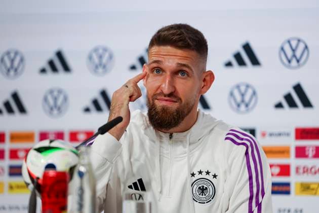 Robert Andrich gestikuliert, Pressekonferenz Tag 4, Trainingslager der deutschen Natiionalmannschaft, Schloss, 30.05.2024, Blankenhain, Deutschland.