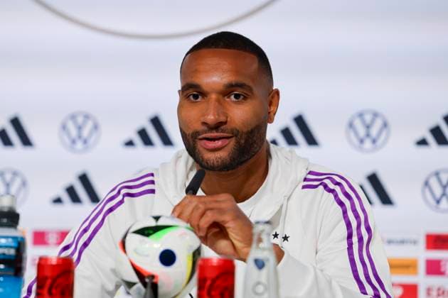 Jonathan Tah stellt sich in der Pressekonferenz den Fragen der Journalisten, Pressekonferenz Tag 4, Trainingslager der deutschen Natiionalmannschaft, Schloss, 30.05.2024, Blankenhain, Deutschland.