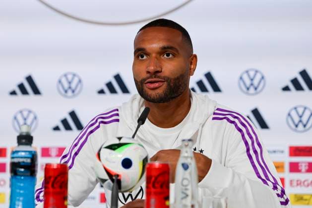 Jonathan Tah stellt sich in der Pressekonferenz den Fragen der Journalisten, Pressekonferenz Tag 4, Trainingslager der deutschen Natiionalmannschaft, Schloss, 30.05.2024, Blankenhain, Deutschland.