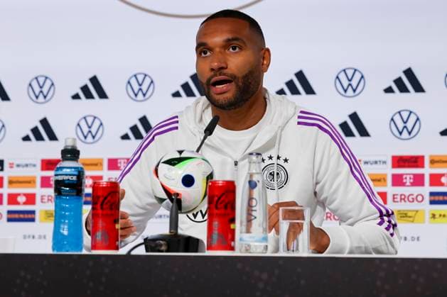 Jonathan Tah stellt sich in der Pressekonferenz den Fragen der Journalisten, Pressekonferenz Tag 4, Trainingslager der deutschen Natiionalmannschaft, Schloss, 30.05.2024, Blankenhain, Deutschland.