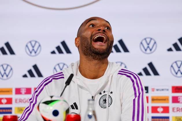 Jonathan Tah lacht, Pressekonferenz Tag 4, Trainingslager der deutschen Natiionalmannschaft, Schloss, 30.05.2024, Blankenhain, Deutschland.