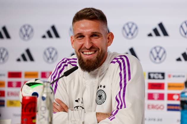 Sport Bilder des Tages Robert Andrich lacht, Pressekonferenz Tag 4, Trainingslager der deutschen Natiionalmannschaft, Schloss, 30.05.2024, Blankenhain, Deutschland.