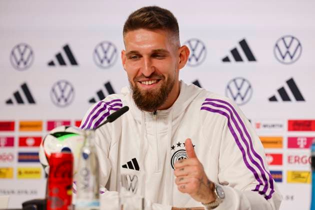Robert Andrich gestikuliert, Pressekonferenz Tag 4, Trainingslager der deutschen Natiionalmannschaft, Schloss, 30.05.2024, Blankenhain, Deutschland.