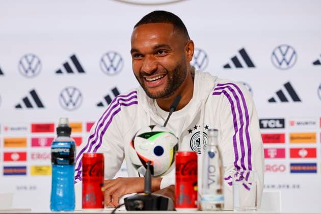 Jonathan Tah lacht, Pressekonferenz Tag 4, Trainingslager der deutschen Natiionalmannschaft, Schloss, 30.05.2024, Blankenhain, Deutschland.