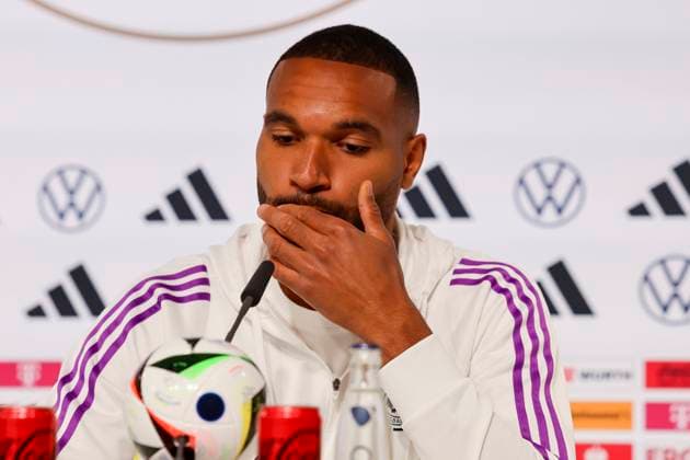 Jonathan Tah gestikuliert, Pressekonferenz Tag 4, Trainingslager der deutschen Natiionalmannschaft, Schloss, 30.05.2024, Blankenhain, Deutschland.