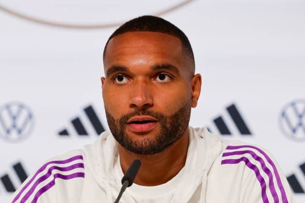 Jonathan Tah stellt sich in der Pressekonferenz den Fragen der Journalisten, Pressekonferenz Tag 4, Trainingslager der deutschen Natiionalmannschaft, Schloss, 30.05.2024, Blankenhain, Deutschland.