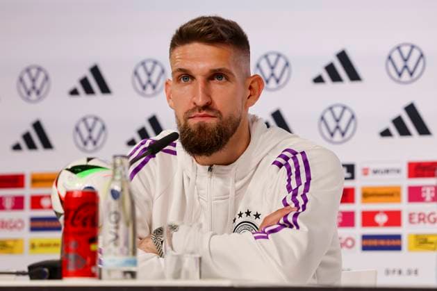 Robert Andrich stellt sich in der Pressekonferenz den Fragen der Journalisten, Pressekonferenz Tag 4, Trainingslager der deutschen Natiionalmannschaft, Schloss, 30.05.2024, Blankenhain, Deutschland.