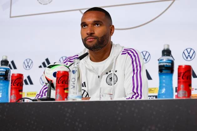 Jonathan Tah stellt sich in der Pressekonferenz den Fragen der Journalisten, Pressekonferenz Tag 4, Trainingslager der deutschen Natiionalmannschaft, Schloss, 30.05.2024, Blankenhain, Deutschland.