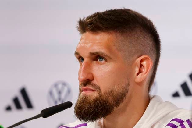 Robert Andrich stellt sich in der Pressekonferenz den Fragen der Journalisten, Pressekonferenz Tag 4, Trainingslager der deutschen Natiionalmannschaft, Schloss, 30.05.2024, Blankenhain, Deutschland.