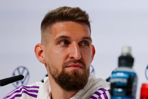 Robert Andrich stellt sich in der Pressekonferenz den Fragen der Journalisten, Pressekonferenz Tag 4, Trainingslager der deutschen Natiionalmannschaft, Schloss, 30.05.2024, Blankenhain, Deutschland.