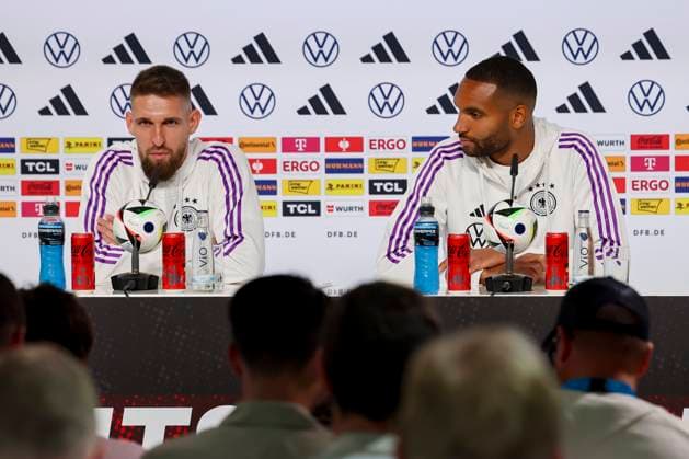 Robert Andrich und Jonathan Tah stellen sich in der Pressekonferenz den Fragen der Journalisten, Pressekonferenz Tag 4, Trainingslager der deutschen Natiionalmannschaft, Schloss, 30.05.2024, Blankenhain, Deutschland.