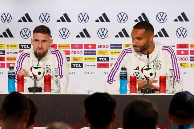 Robert Andrich und Jonathan Tah stellen sich in der Pressekonferenz den Fragen der Journalisten, Pressekonferenz Tag 4, Trainingslager der deutschen Natiionalmannschaft, Schloss, 30.05.2024, Blankenhain, Deutschland.