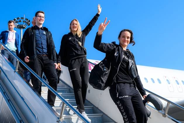 Sport Themen der Woche KW22 Sport Bilder des Tages Budapest: EHF Final4 - SG BBM Bietigheim - Anreise Kelly Dulfer (Bietigheim), Torhueterin Gabriela Moreschi (Bietigheim) Budapest Ungarn Ungarn *** Budapest EHF Final4 SG BBM Bietigheim Arrival Kelly Dulfer Bietigheim , Goalkeeper Gabriela Moreschi Bietigheim Budapest Hungary Hungary