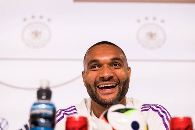 DFB Trainingslager Pressekonferenz; 30.05.2024 Jonathan Tah (Deutschland) lacht DFB Trainingslager Pressekonferenz; Blankenhain, Schloss Blankenhain am 30.05.2024 Copyright: xBEAUTIFULxSPORTS Wunderlx
