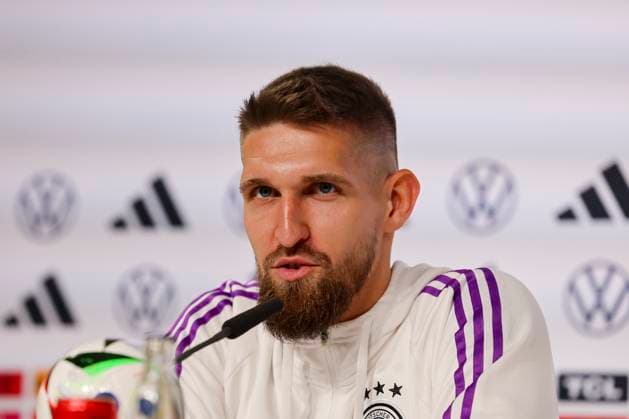 Robert Andrich beantwortet in der Pressekonferenz die Fragen der Journalisten, Pressekonferenz Tag 4, Trainingslager der deutschen Natiionalmannschaft, Schloss, 30.05.2024, Blankenhain, Deutschland.
