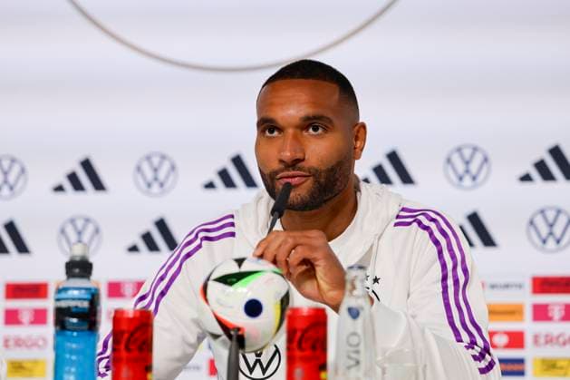 Jonathan Tah beantwortet in der Pressekonferenz die Fragen der Journalisten, Pressekonferenz Tag 4, Trainingslager der deutschen Natiionalmannschaft, Schloss, 30.05.2024, Blankenhain, Deutschland.