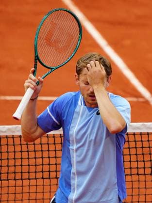 David Goffin reacts after hitting an easy volley at the net long during the first set tie-break French Open Tennis, Day 5, Tennis, Roland Garros, Paris, France - 30 May 2024  Copyright: xJavierxGarcia Shutterstockx 14513421ag