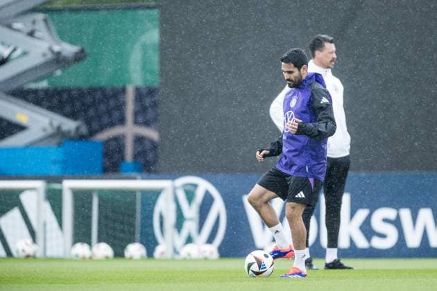 DFB Trainingslager Training; 30.05.2024 Ilkay Gündogan (Deutschland) am Ball im Regen DFB Trainingslager Training; Blankenhain, Golf&Spa Resort Weimarer Land am 30.05.2024 Copyright: xBEAUTIFULxSPORTS Wunderlx