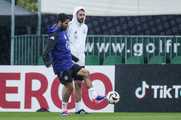 DFB Trainingslager Training; 30.05.2024 Ilkay Gündogan (Deutschland) im Regen am Ball auf dem Trainingsplatz DFB Trainingslager Training; Blankenhain, Golf&Spa Resort Weimarer Land am 30.05.2024 Copyright: xBEAUTIFULxSPORTS Wunderlx
