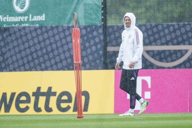 DFB Trainingslager Training; 30.05.2024 Julian Nagelsmann (Trainer Deutschland) lachend im Regen DFB Trainingslager Training; Blankenhain, Golf&Spa Resort Weimarer Land am 30.05.2024 Copyright: xBEAUTIFULxSPORTS Wunderlx