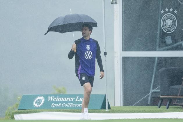 Sport Bilder des Tages DFB Trainingslager Training; 30.05.2024 Thomas Müller (Deutschland) kommt im Regen am Fitnesszelt an DFB Trainingslager Training; Blankenhain, Golf&Spa Resort Weimarer Land am 30.05.2024 Copyright: xBEAUTIFULxSPORTS Wunderlx
