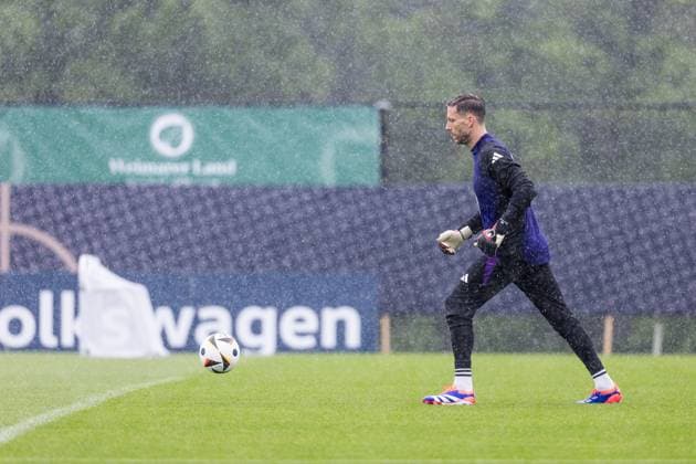 DFB Trainingslager Training; 30.05.2024 Oliver Baumann (Deutschland) trainiert im strömenden Regen mit Ball DFB Trainingslager Training; Blankenhain, Golf&Spa Resort Weimarer Land am 30.05.2024 Copyright: xBEAUTIFULxSPORTS Wunderlx
