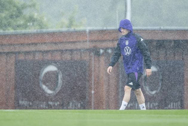 DFB Trainingslager Training; 30.05.2024 Florian Wirtz (Deutschland) auf dem Weg zum Trainingsplatz durch den Regen DFB Trainingslager Training; Blankenhain, Golf&Spa Resort Weimarer Land am 30.05.2024 Copyright: xBEAUTIFULxSPORTS Wunderlx