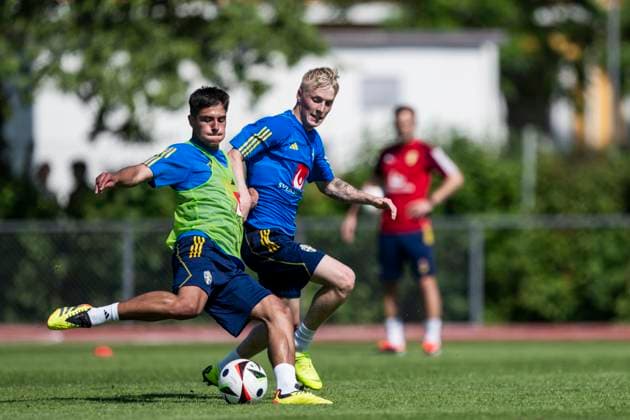 240530 Matteo Perez Vinlöf and Melker Widell of the Swedish men s national football team during a training session on May 30, 2024 in Stockholm. Photo: Johanna Säll BILDBYRAN kod JL JL0383 fotboll football soccer fotball landskamp träning practice training sverige sweden sverige a bbeng Copyright: JOHANNAxSÄLL BB240530BB439