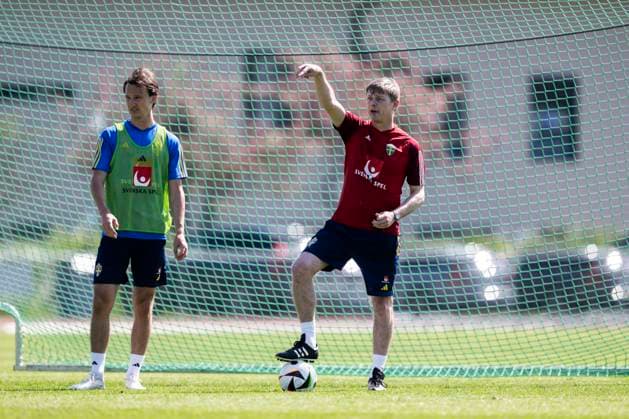 240530 Hjalmar Ekdal and Head coach Jon Dahl Tomasson of the Swedish men s national football team during a training session on May 30, 2024 in Stockholm. Photo: Johanna Säll BILDBYRAN kod JL JL0383 fotboll football soccer fotball landskamp träning practice training sverige sweden sverige a bbeng Copyright: JOHANNAxSÄLL BB240530BB450