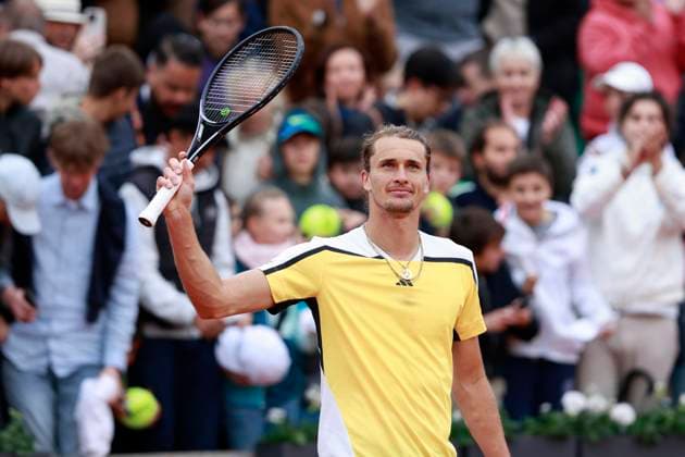 Alexander Zverev winkt und bedankt sich bei den Zuschauern, Fans nach dem Sieg Tennis - French Open 2024 - Roland Garros - Paris - - France - 30 May 2024. Copyright: xJuergenxHasenkopfx