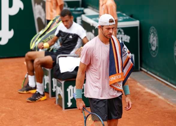 Henri Squire (GER) geht beim Seitenwechsel an Felix Auger-Aliassime vorbei. Copyright: xJuergenxHasenkopfx