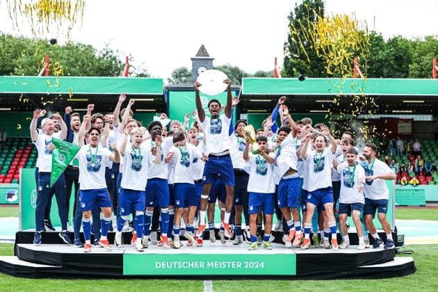 Sport Themen der Woche KW22 Sport Bilder des Tages Fussball, A-Junioren Bundesliga Saison 2023 24 Finale um die Deutsche Meisterschaft Borussia Dortmund - TSG 1899 Hoffenheim 30.05.2024, Stadion Niederrhein Oberhausen TSG 1899 Hoffenheim ist deutscher A Junioren Meister 2024, Kelvin Frees (TSG 1899 Hoffenheim, 5) streckt die Meisterschale in die höhe, Hoffenheim hat mit dem DFB-Pokal dieses Jahr das Double geholt Oberhausen Stadion Niederrhein Nordrhein-Westfahlen Deutschland *** Sports, Football, A Junior Bundesliga Season 2023 24 Final for the German Championship Borussia Dortmund TSG 1899 Hoffenheim 30 05 2024, Stadion Niederrhein Oberhausen TSG 1899 Hoffenheim is German A Junior Champion 2024, Kelvin Frees TSG 1899 Hoffenheim, 5 raises the championship trophy, Hoffenheim won the double with the DFB Cup this year Oberhausen Stadion Niederrhein Nordrhein Westfahlen Germany