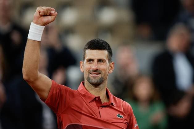 29.05.2024 Tennis, French Open 2024 Roland-Garros, FRA, Men™s Singles Court Philippe-Chatrier -SECOND ROUND Novak Djokovic (Serbia) - Roberto Carballes Baena (Spain) Bild: v. li. Novak Djokovic (Serbia) jubelt, bedankt sich bei den Fans, bedanken, Dank. Copyright: HMBxMedia AntonioxBorga