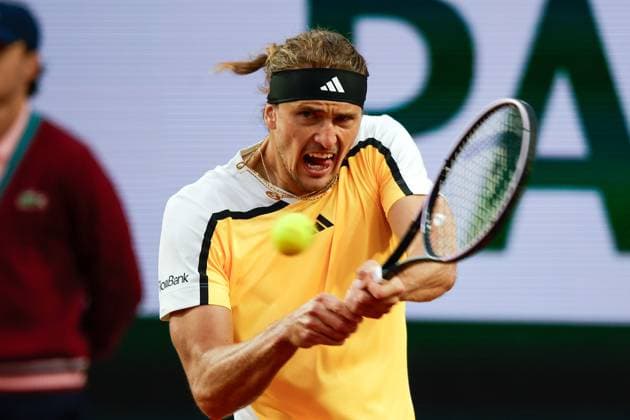 29.05.2024 Tennis, French Open 2024 Roland-Garros, FRA, Men™s Singles Court Suzanne-Lenglen - SECOND ROUND Alexander Zverev (Germany) - David Goffin (Belgium) Bild: v. li. Alexander Zverev (Germany) spielt eine Rückhand. Copyright: HMBxMedia AntonioxBorga