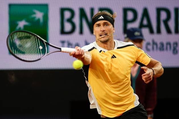 29.05.2024 Tennis, French Open 2024 Roland-Garros, FRA, Men™s Singles Court Suzanne-Lenglen - SECOND ROUND Alexander Zverev (Germany) - David Goffin (Belgium) Bild: v. li. Alexander Zverev (Germany) spielt eine Vorhand. Copyright: HMBxMedia AntonioxBorga