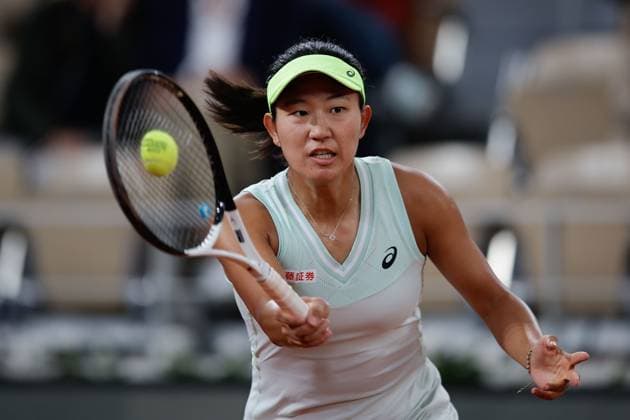 29.05.2024 Tennis, French Open 2024 Roland-Garros, FRA, Women™s Singles Court Philippe-Chatrier - SECOND ROUND Moyuka Uchijima (Japan) - Aryna Sabalenka Bild: v. li. Moyuka Uchijima (Japan) spielt eine Vorhand. Copyright: HMBxMedia AntonioxBorga