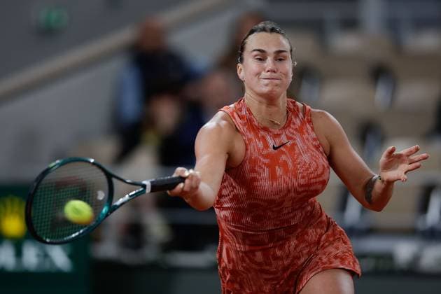 29.05.2024 Tennis, French Open 2024 Roland-Garros, FRA, Women™s Singles Court Philippe-Chatrier - SECOND ROUND Moyuka Uchijima (Japan) - Aryna Sabalenka Bild: v. li. Aryna Sabalenka spielt eine Vorhand. Copyright: HMBxMedia AntonioxBorga