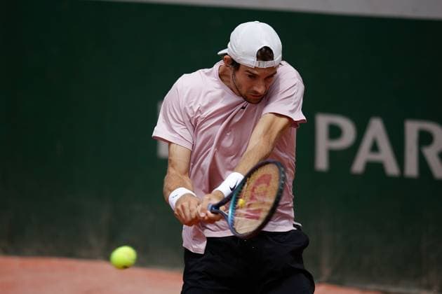 29.05.2024 Tennis, French Open 2024 Roland-Garros, FRA, Men™s Singles Court 9 - SECOND ROUND Henri Squire (Germany) - Felix Auger-Aliassime (Canada) Bild: v. li. Henri Squire (Germany) spielt eine Rückhand. Copyright: HMBxMedia AntonioxBorga
