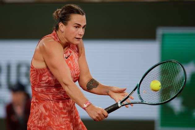 30.05.2024 Tennis, French Open 2024 Roland-Garros, FRA, Women™s Singles Court Philippe-Chatrier - SECOND ROUND Moyuka Uchijima (Japan) - Aryna Sabalenka Bild: v. li. Aryna Sabalenka spielt eine Rückhand. Copyright: HMBxMedia AntonioxBorga
