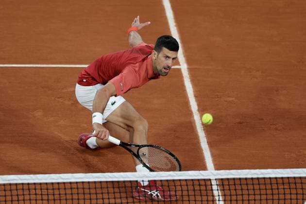 30.05.2024 Tennis, French Open 2024 Roland-Garros, FRA, Men™s Singles Court Philippe-Chatrier -SECOND ROUND Novak Djokovic (Serbia) - Roberto Carballes Baena (Spain) Bild: v. li. Novak Djokovic (Serbia) spielt eine Rückhand. Copyright: HMBxMedia AntonioxBorga