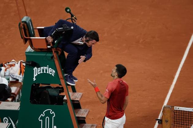 30.05.2024 Tennis, French Open 2024 Roland-Garros, FRA, Men™s Singles Court Philippe-Chatrier -SECOND ROUND Novak Djokovic (Serbia) - Roberto Carballes Baena (Spain) Bild: v. li. Novak Djokovic (Serbia) diskutiert mit den Schiedsrichter Copyright: HMBxMedia AntonioxBorga