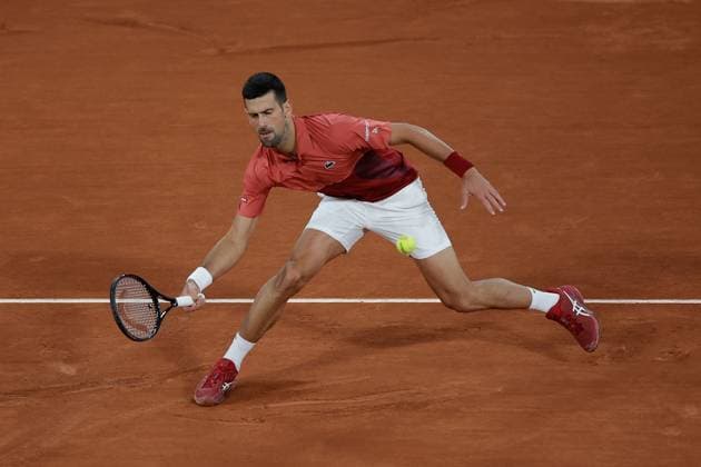 30.05.2024 Tennis, French Open 2024 Roland-Garros, FRA, Men™s Singles Court Philippe-Chatrier -SECOND ROUND Novak Djokovic (Serbia) - Roberto Carballes Baena (Spain) Bild: v. li. Novak Djokovic (Serbia) spielt eine Vorhand. Copyright: HMBxMedia AntonioxBorga