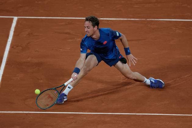 30.05.2024 Tennis, French Open 2024 Roland-Garros, FRA, Men™s Singles Court Philippe-Chatrier -SECOND ROUND Novak Djokovic (Serbia) - Roberto Carballes Baena (Spain) Bild: v. li. Roberto Carballes Baena (Spain) macht einen Aufschlag. Copyright: HMBxMedia AntonioxBorga