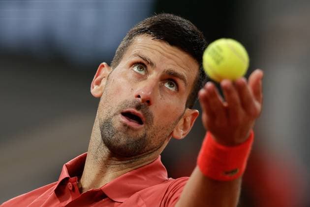 30.05.2024 Tennis, French Open 2024 Roland-Garros, FRA, Men™s Singles Court Philippe-Chatrier -SECOND ROUND Novak Djokovic (Serbia) - Roberto Carballes Baena (Spain) Bild: v. li.Novak Djokovic (Serbia) macht einen Aufschlag. Copyright: HMBxMedia AntonioxBorga