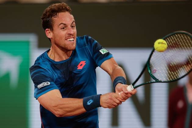 30.05.2024 Tennis, French Open 2024 Roland-Garros, FRA, Men™s Singles Court Philippe-Chatrier -SECOND ROUND Novak Djokovic (Serbia) - Roberto Carballes Baena (Spain) Bild: v. li. Roberto Carballes Baena (Spain) spielt eine Rückhand. Copyright: HMBxMedia AntonioxBorga